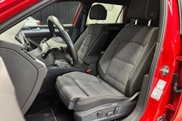 punainen Volkswagen Passat 2023 kuva 17.