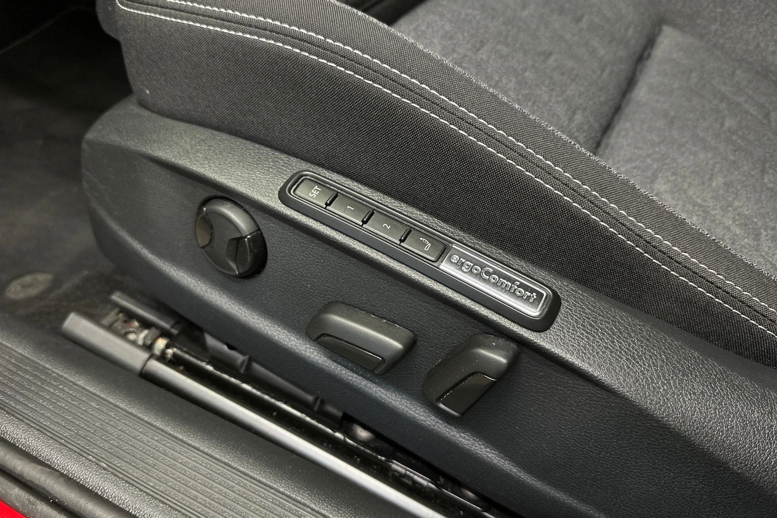 punainen Volkswagen Passat 2023 kuva 18.