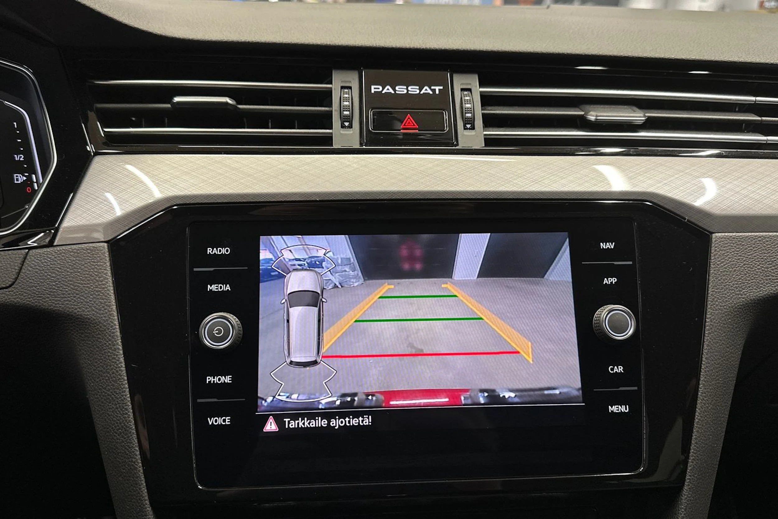 punainen Volkswagen Passat 2023 kuva 19.