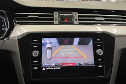 punainen Volkswagen Passat 2023 kuva 19.