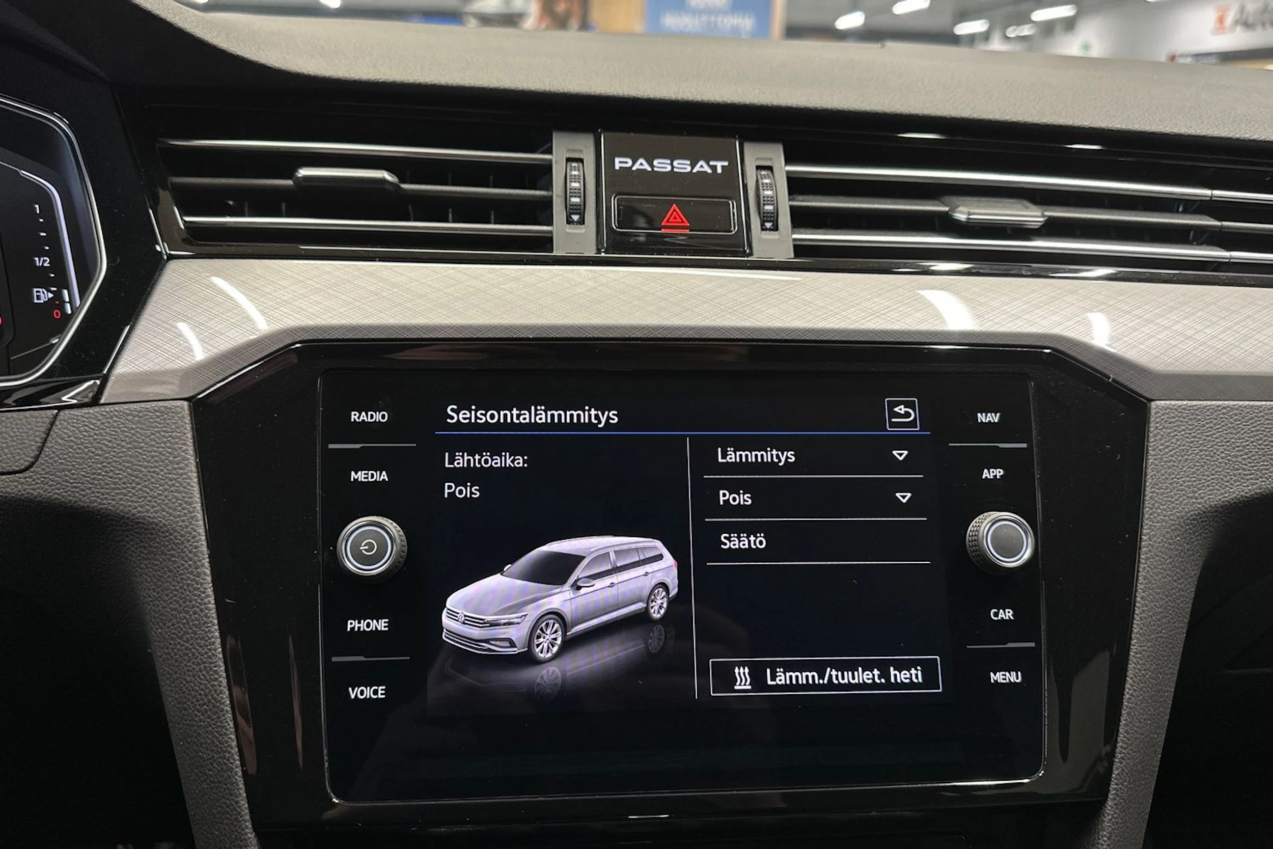 punainen Volkswagen Passat 2023 kuva 20.