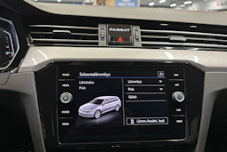 punainen Volkswagen Passat 2023 kuva 20.