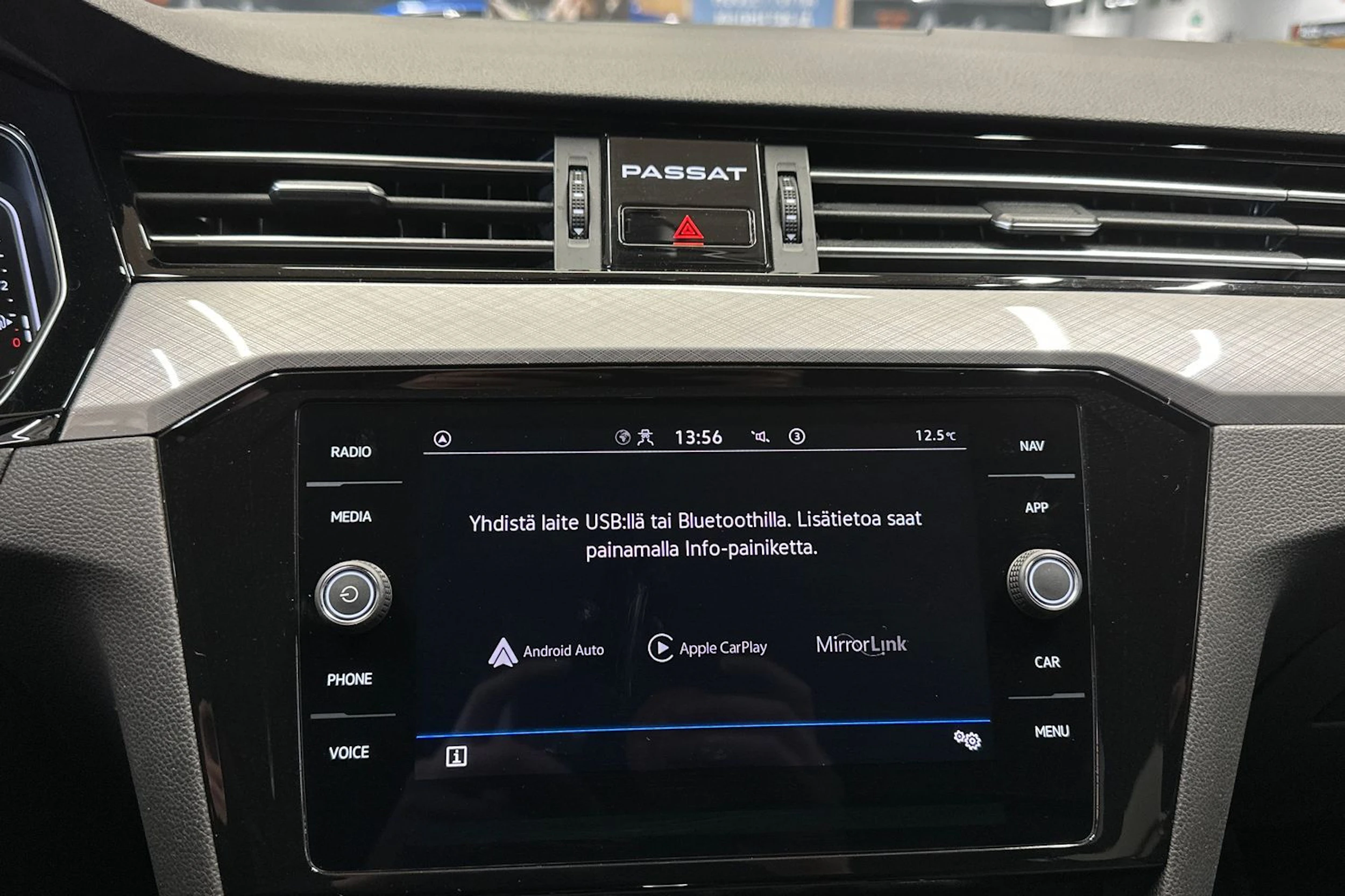 punainen Volkswagen Passat 2023 kuva 21.