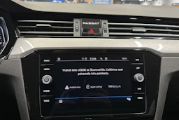 punainen Volkswagen Passat 2023 kuva 21.