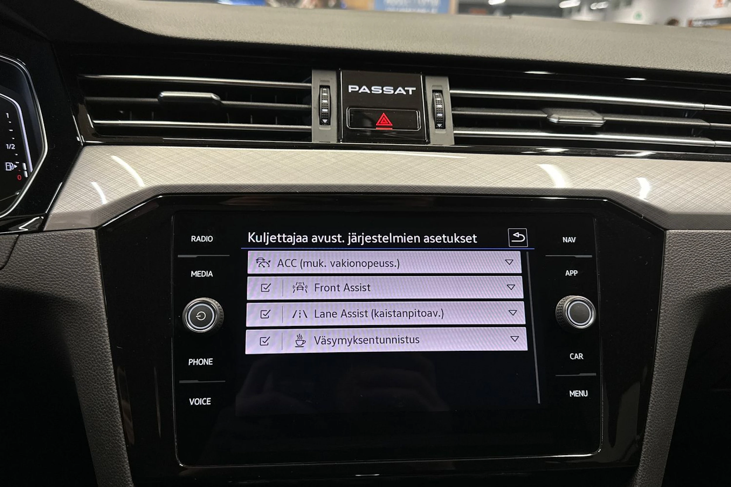 punainen Volkswagen Passat 2023 kuva 22.