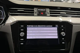 punainen Volkswagen Passat 2023 kuva 22.