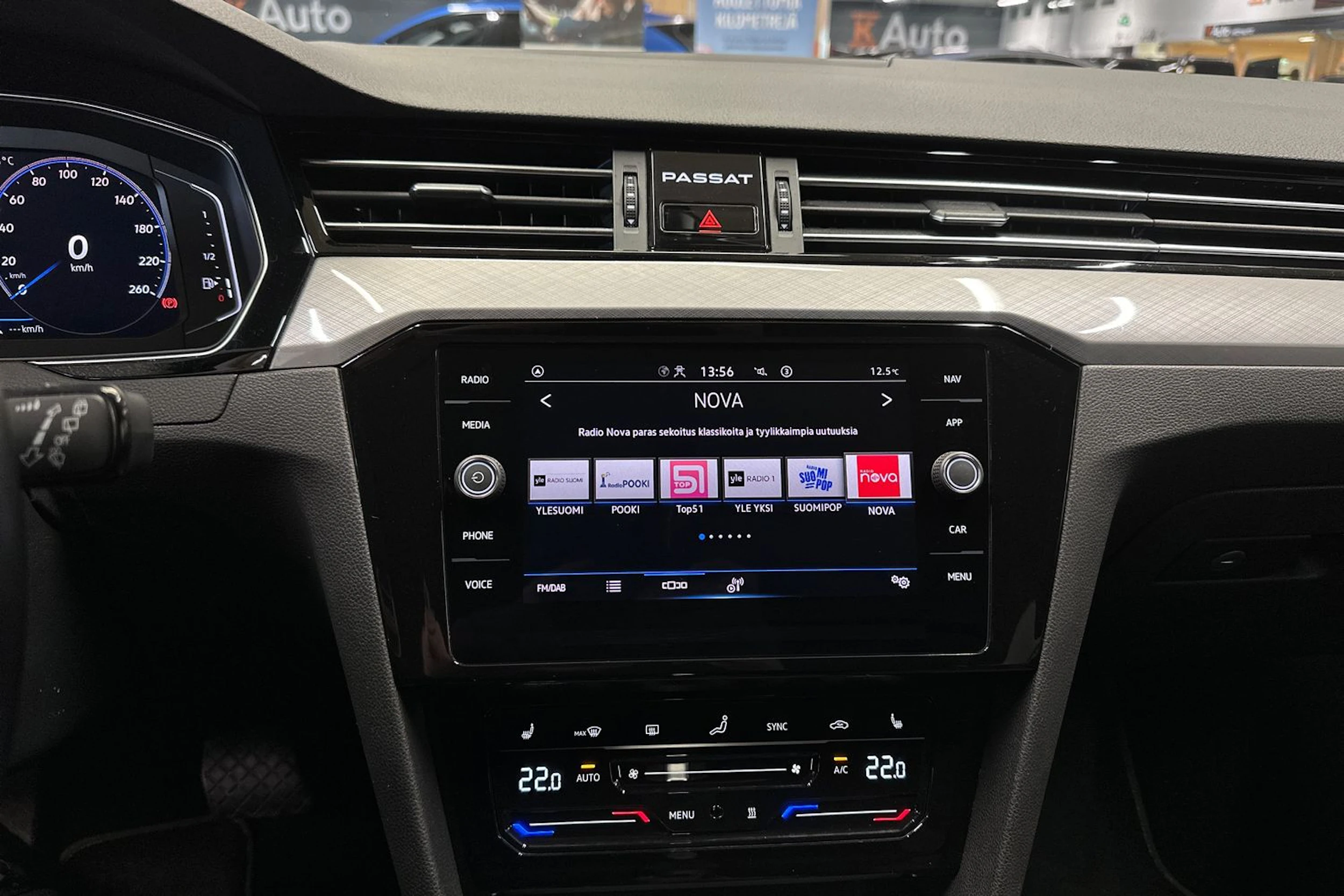 punainen Volkswagen Passat 2023 kuva 23.