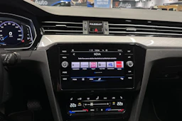 punainen Volkswagen Passat 2023 kuva 23.