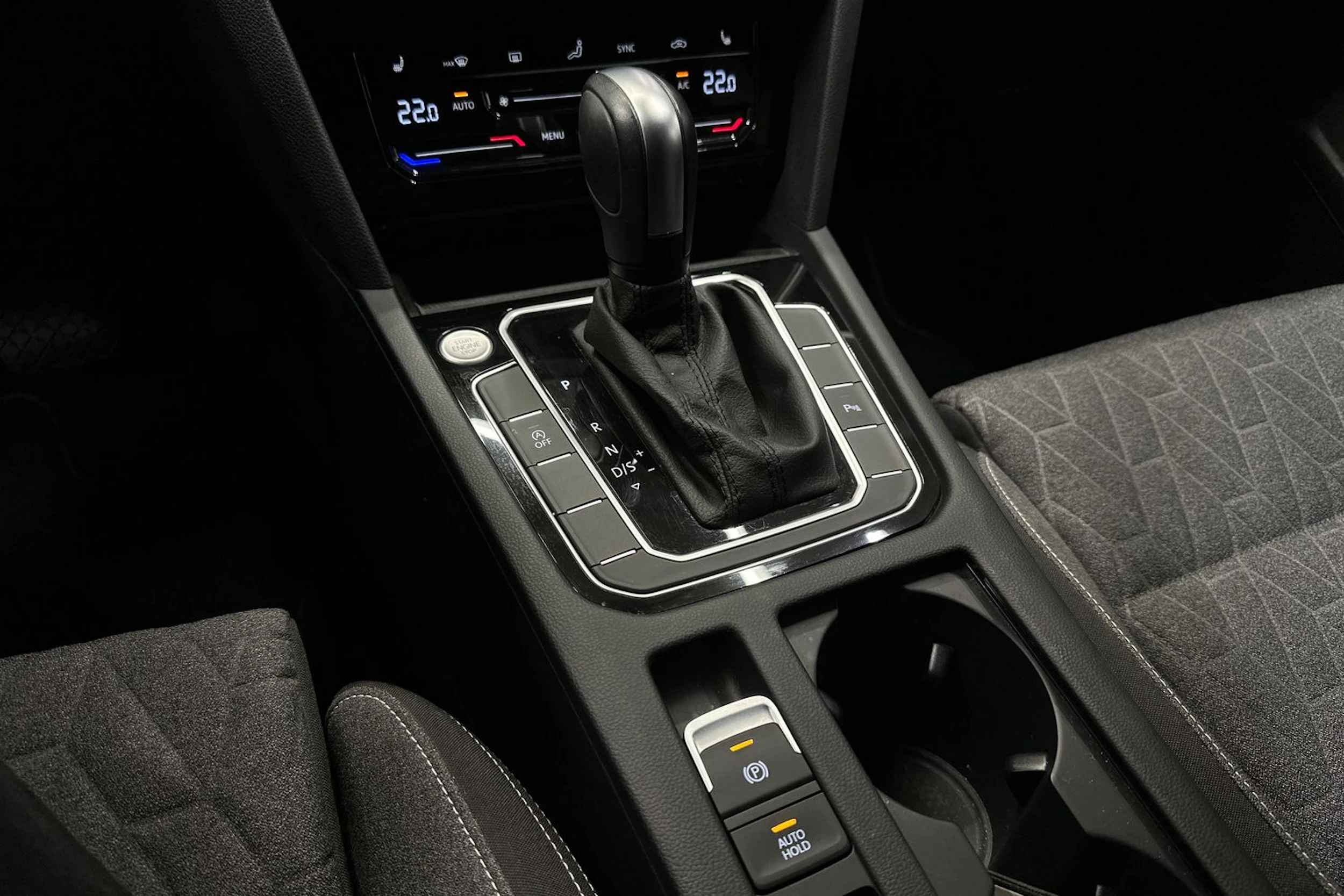 punainen Volkswagen Passat 2023 kuva 24.