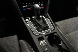 punainen Volkswagen Passat 2023 kuva 24.