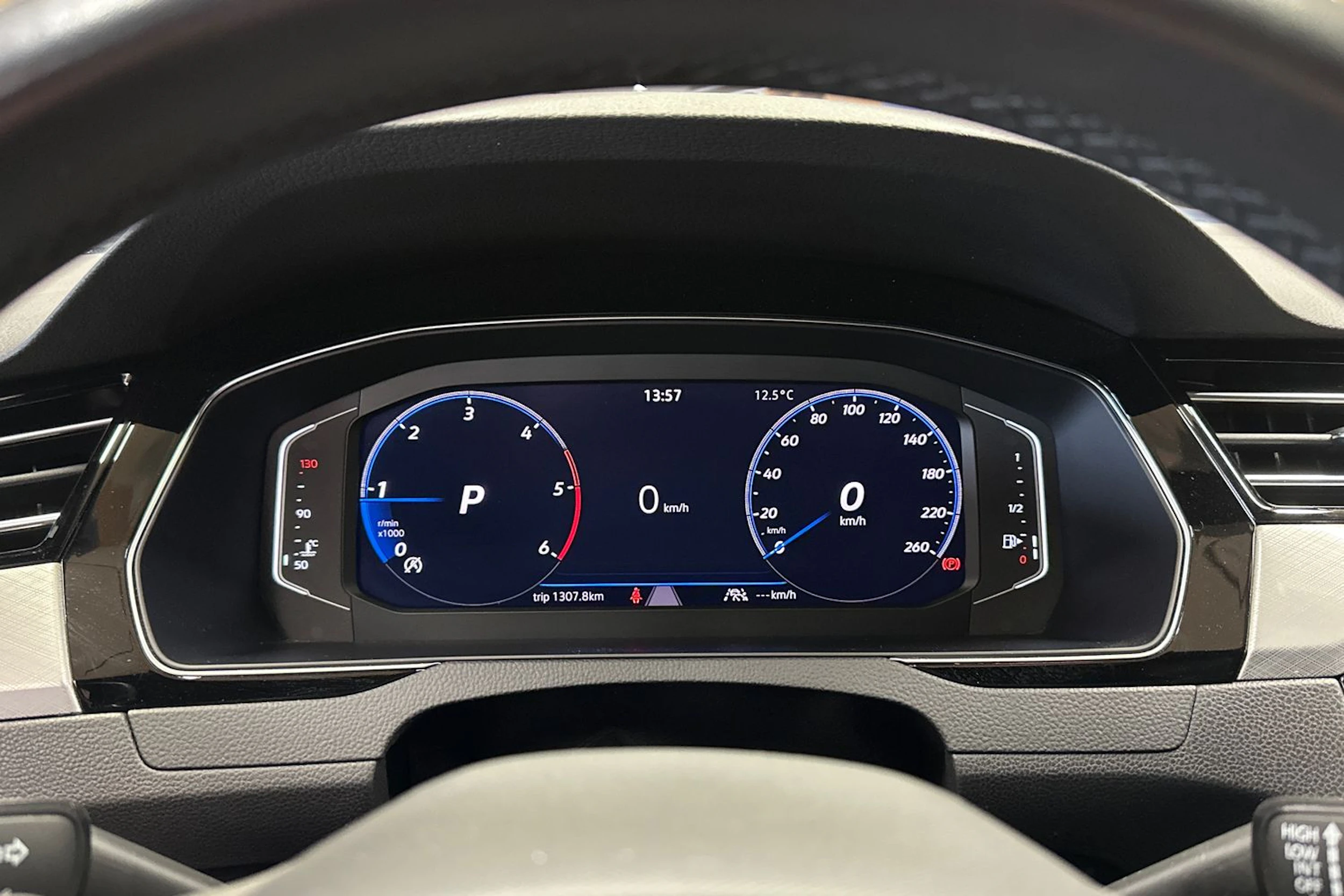 punainen Volkswagen Passat 2023 kuva 26.