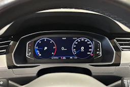 punainen Volkswagen Passat 2023 kuva 26.