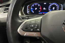 punainen Volkswagen Passat 2023 kuva 27.