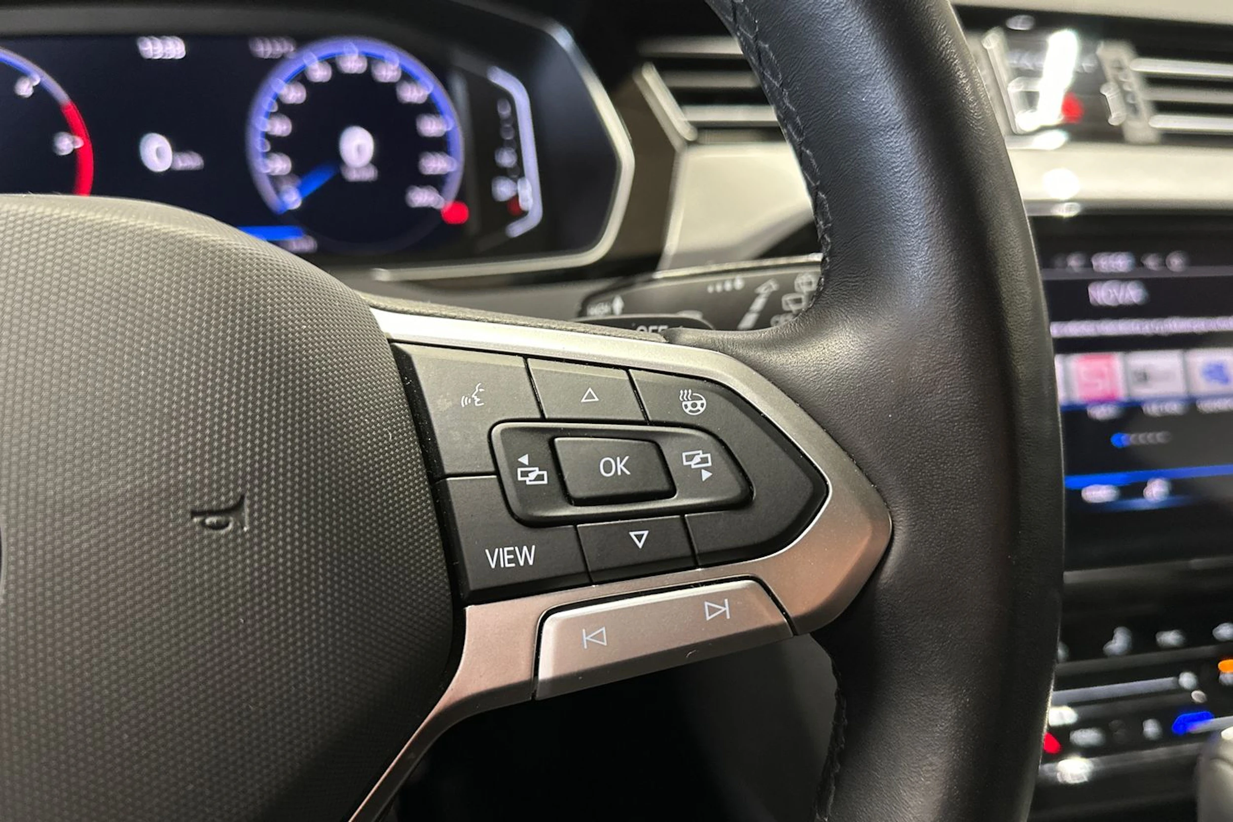punainen Volkswagen Passat 2023 kuva 28.