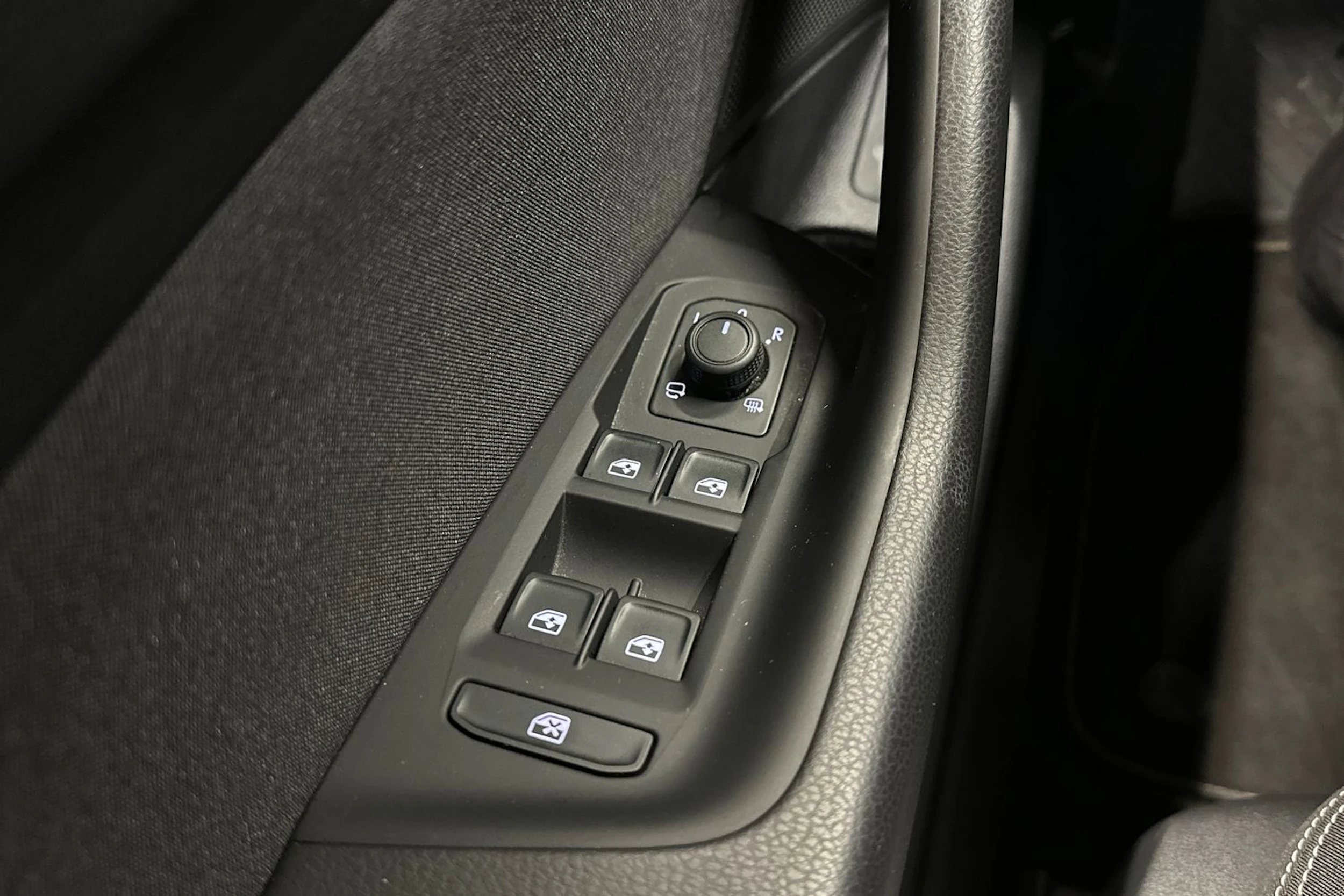 punainen Volkswagen Passat 2023 kuva 29.