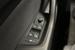 punainen Volkswagen Passat 2023 kuva 29.
