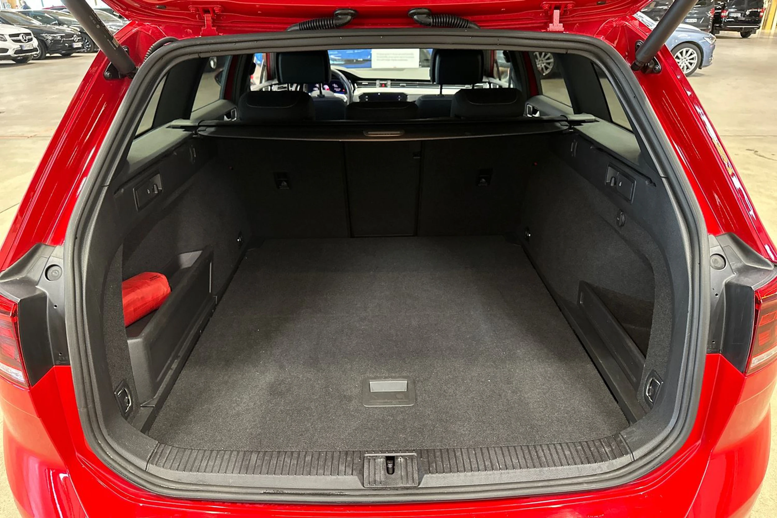 punainen Volkswagen Passat 2023 kuva 30.