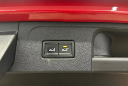 punainen Volkswagen Passat 2023 kuva 31.