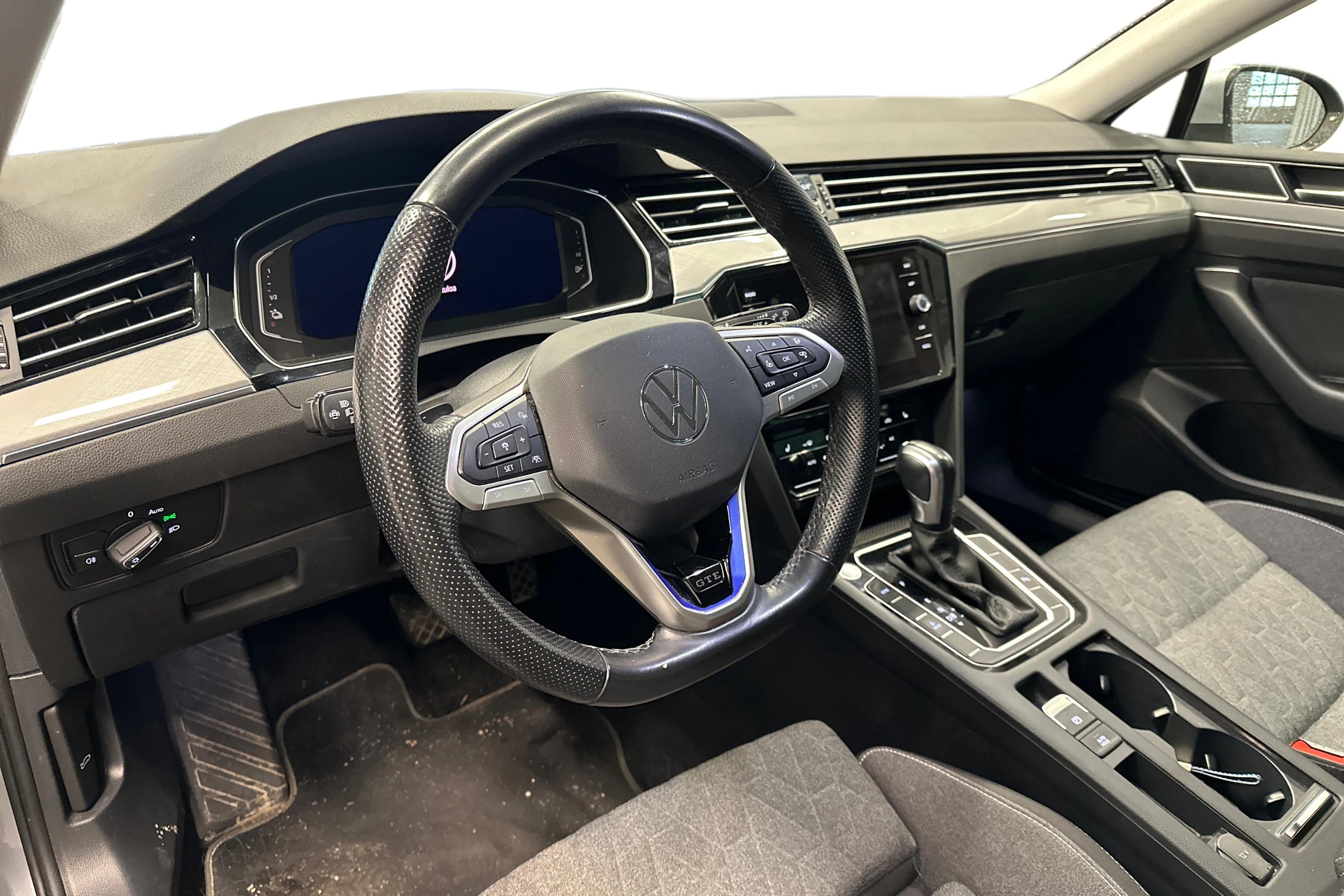 harmaa Volkswagen Passat 2023 kuva 3.