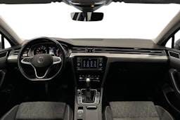 harmaa Volkswagen Passat 2023 kuva 9.