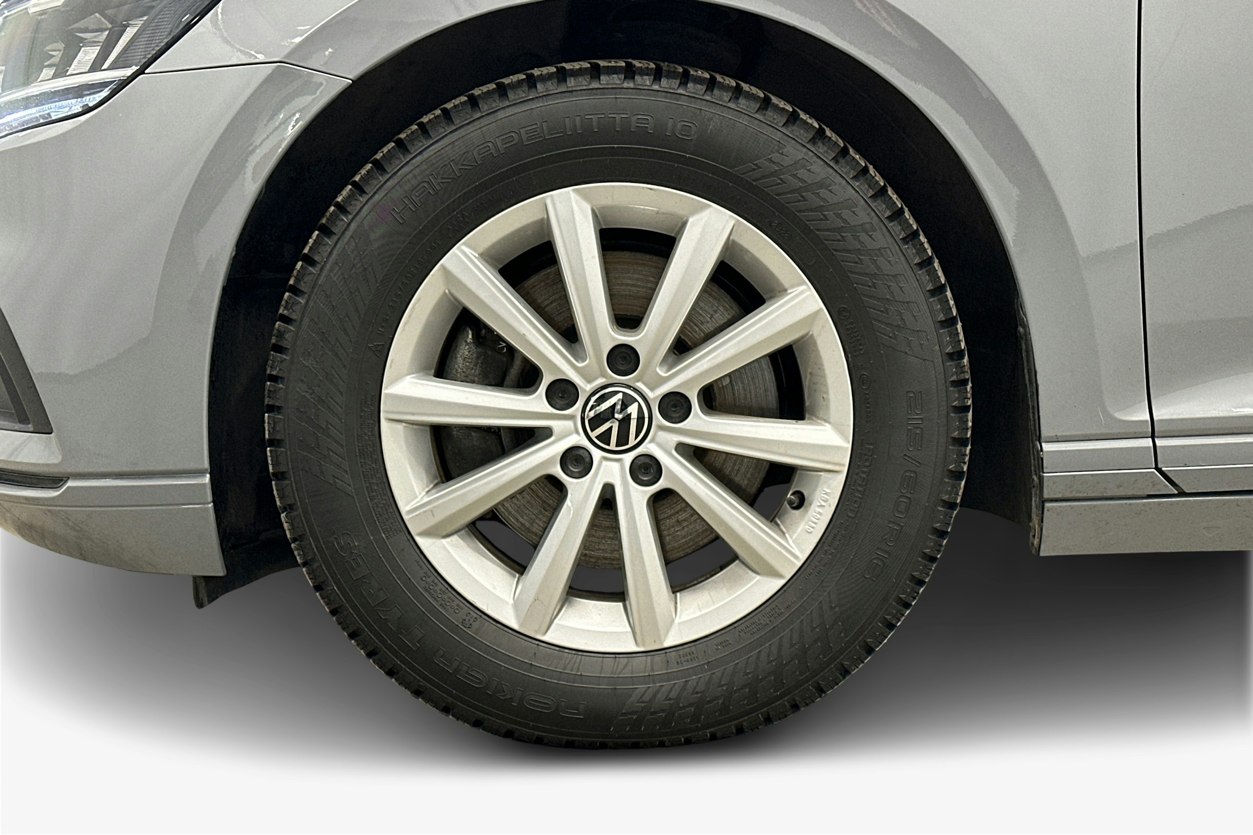 harmaa Volkswagen Passat 2023 kuva 11.