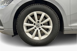 harmaa Volkswagen Passat 2023 kuva 11.