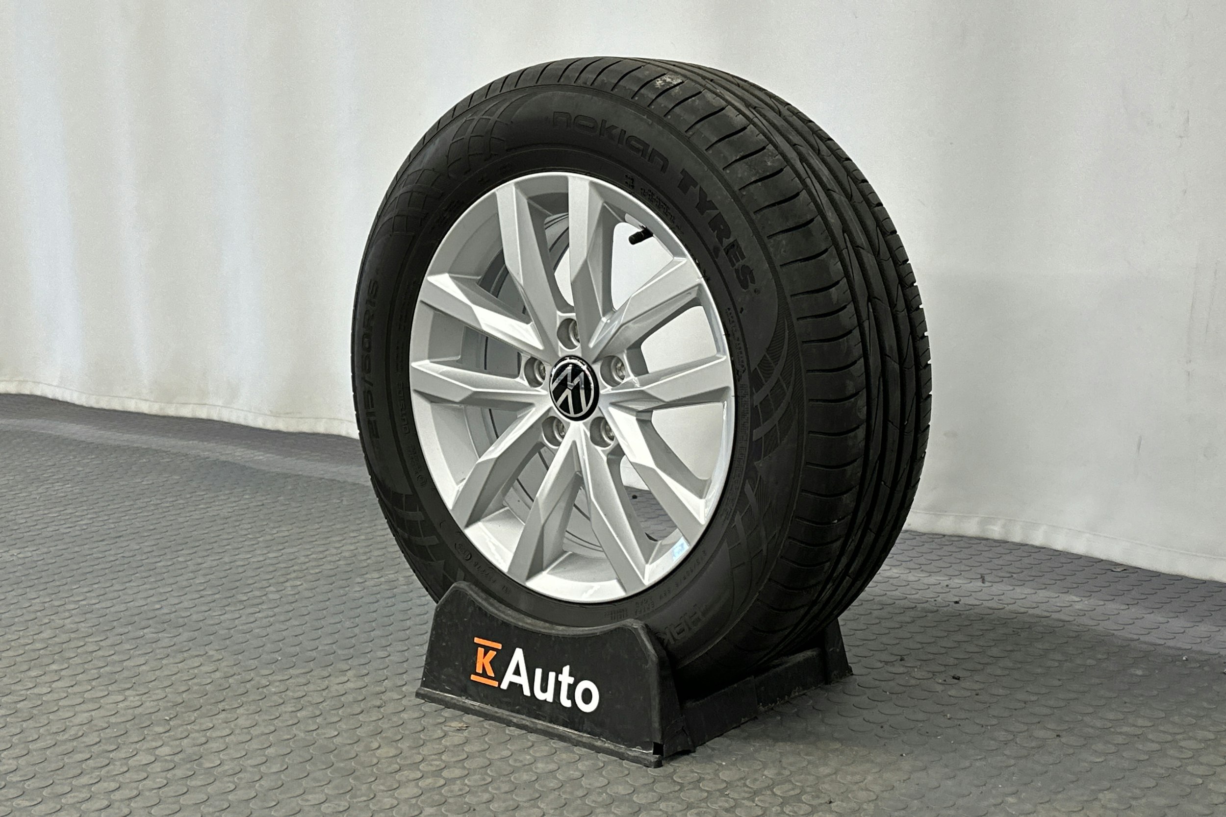 harmaa Volkswagen Passat 2023 kuva 13.