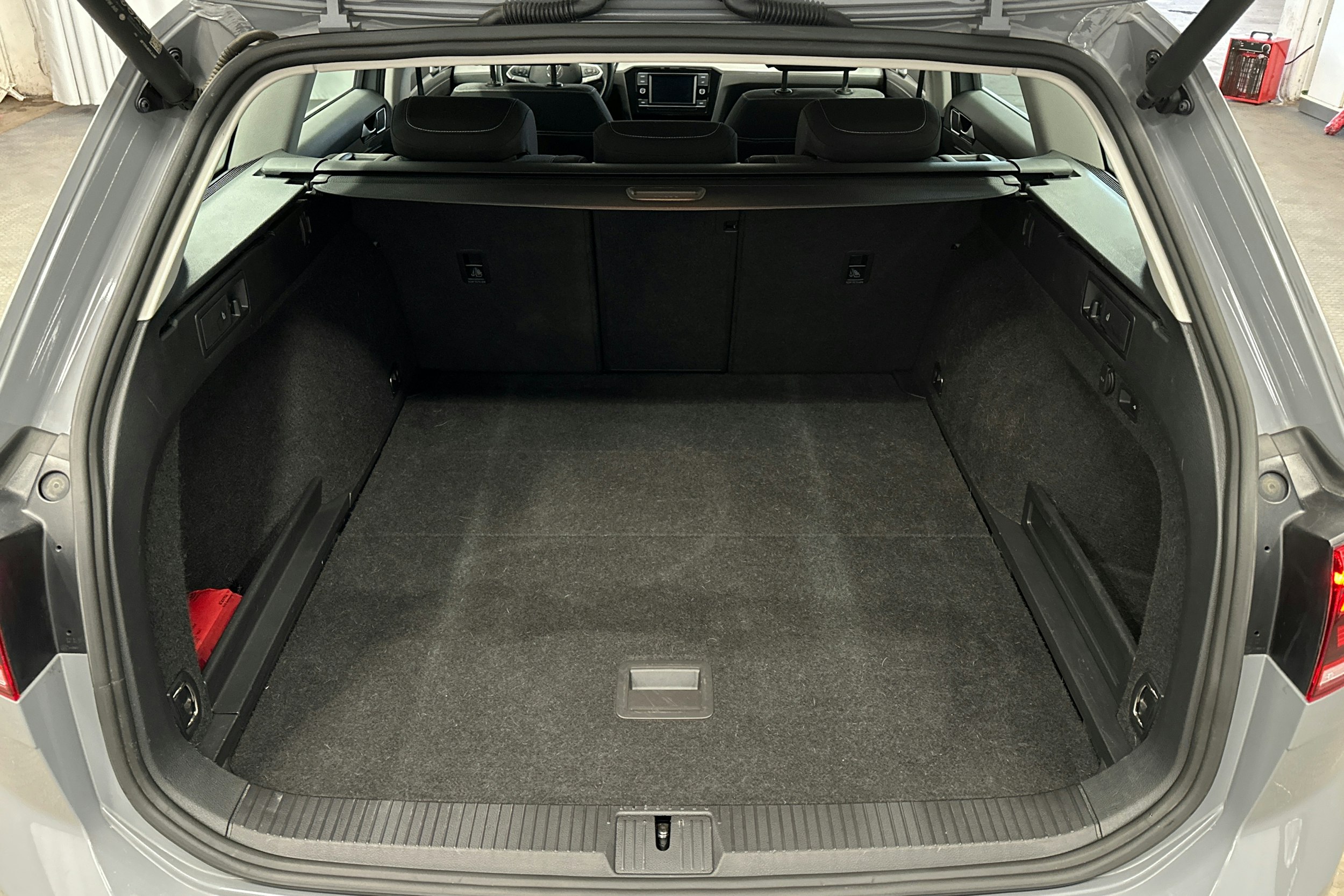 harmaa Volkswagen Passat 2023 kuva 14.