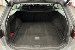 harmaa Volkswagen Passat 2023 kuva 14.