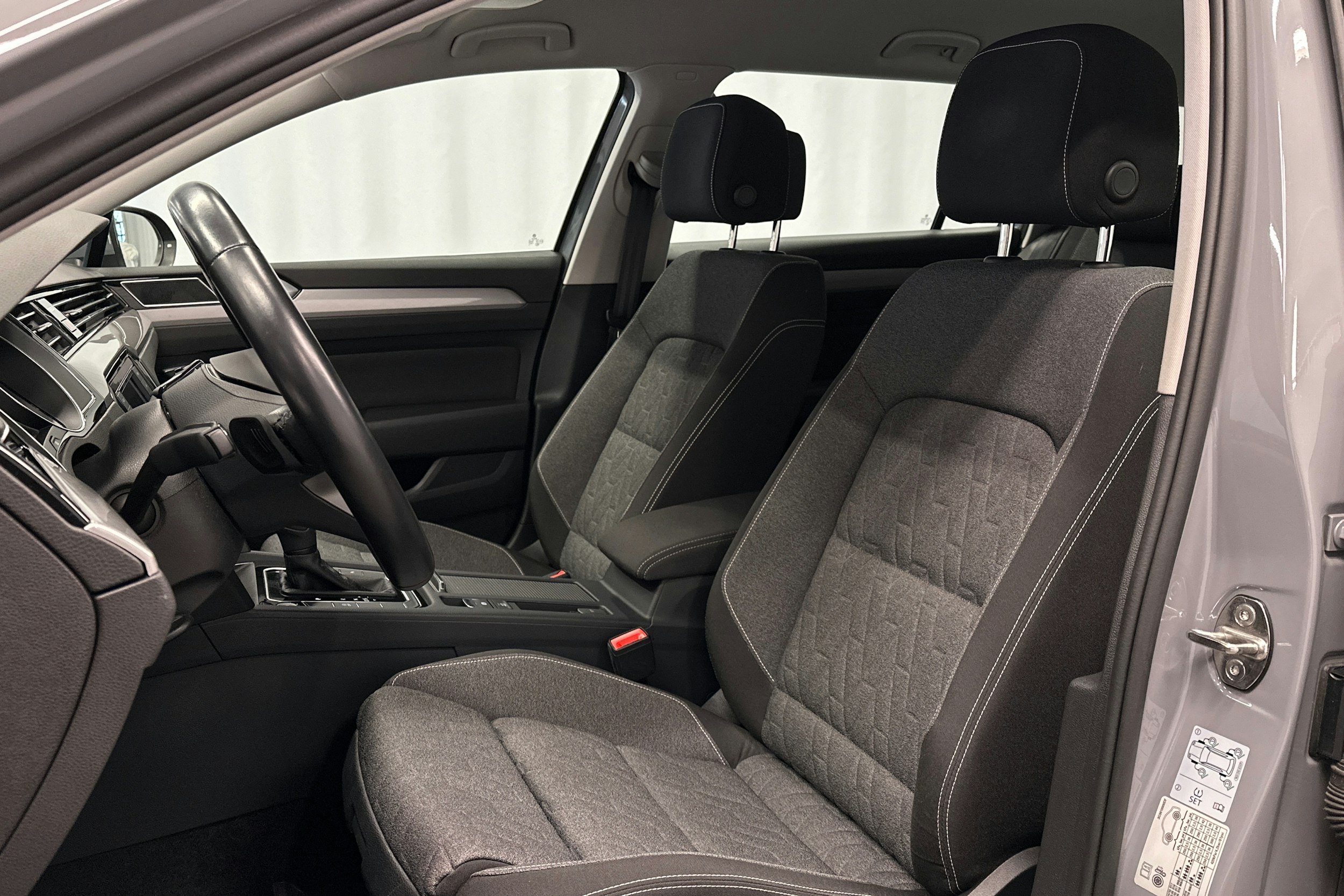 harmaa Volkswagen Passat 2023 kuva 18.