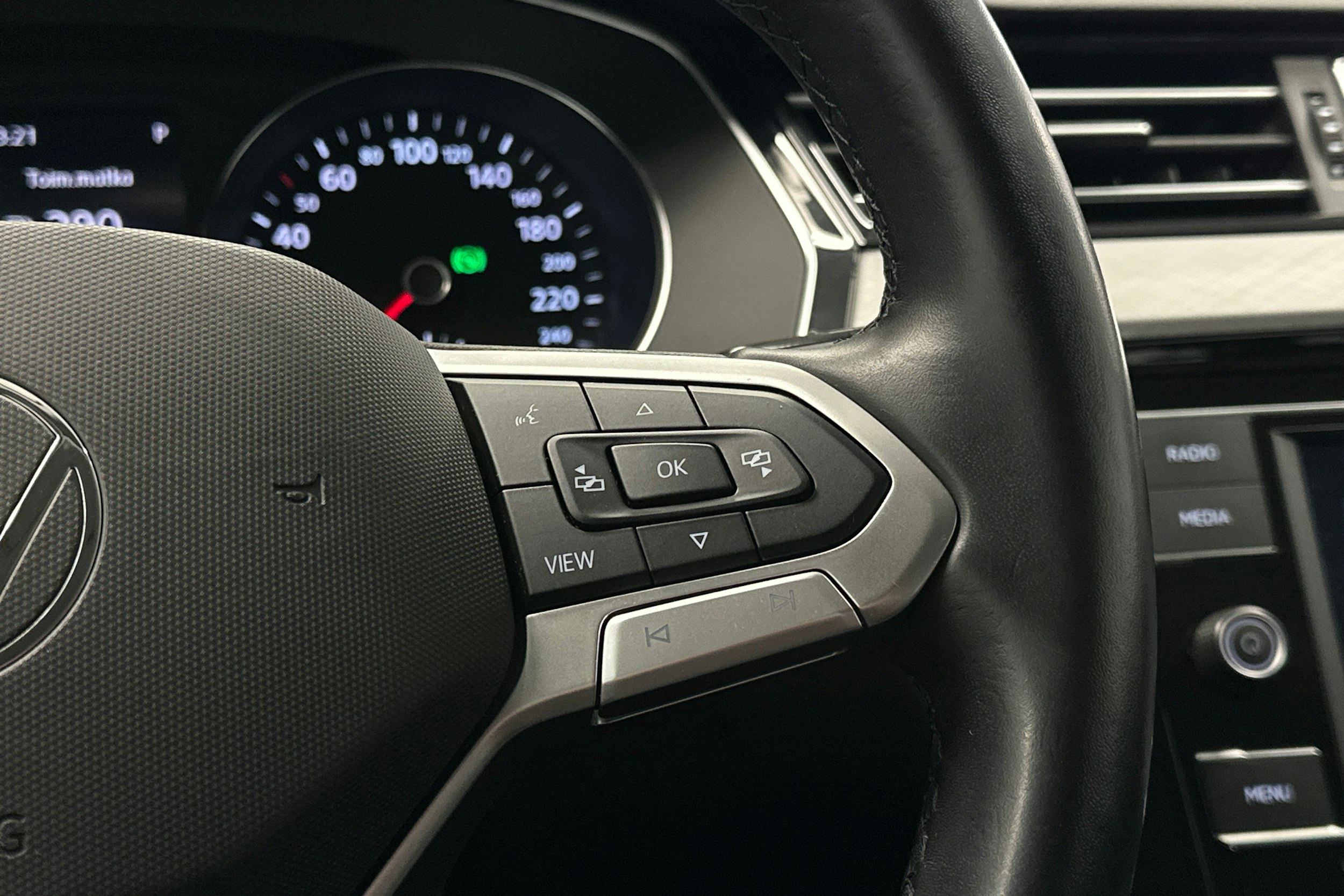 harmaa Volkswagen Passat 2023 kuva 21.