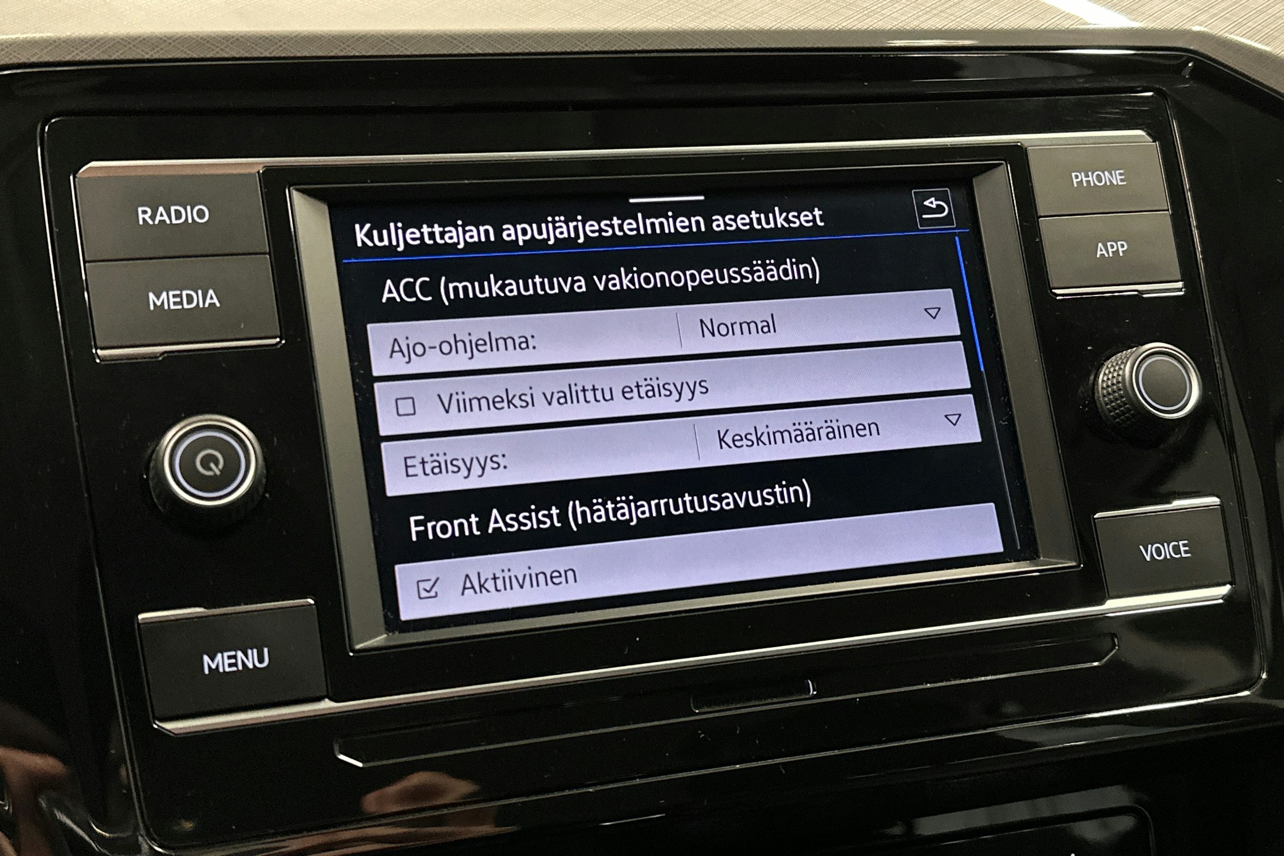 harmaa Volkswagen Passat 2023 kuva 23.