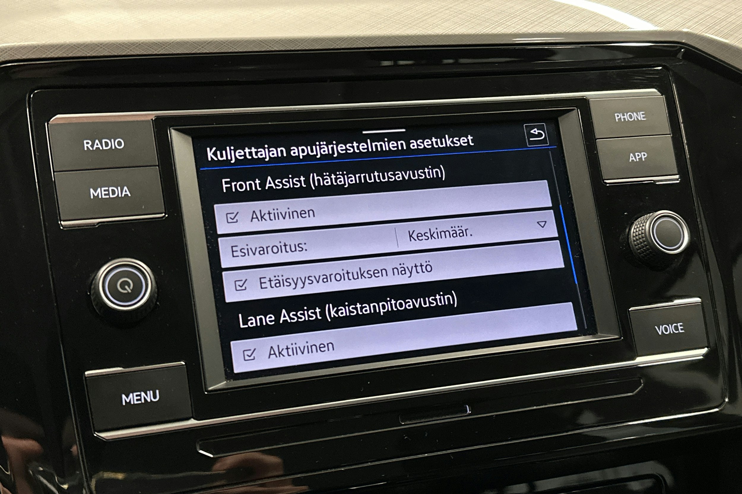 harmaa Volkswagen Passat 2023 kuva 24.