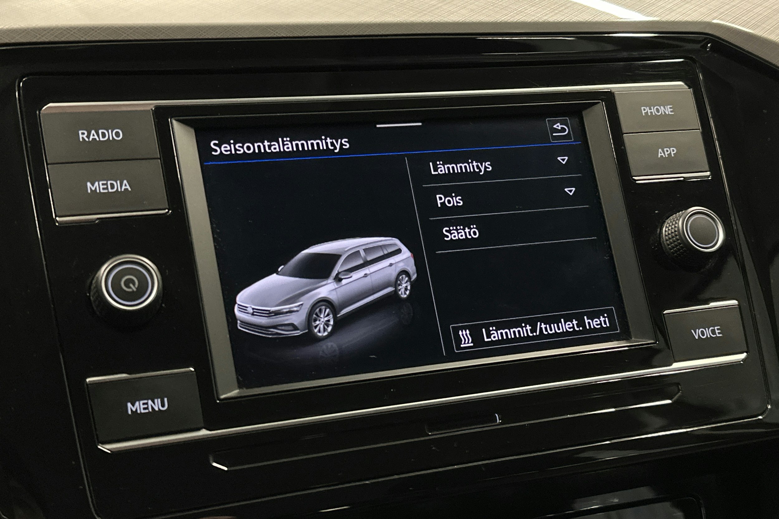 harmaa Volkswagen Passat 2023 kuva 28.