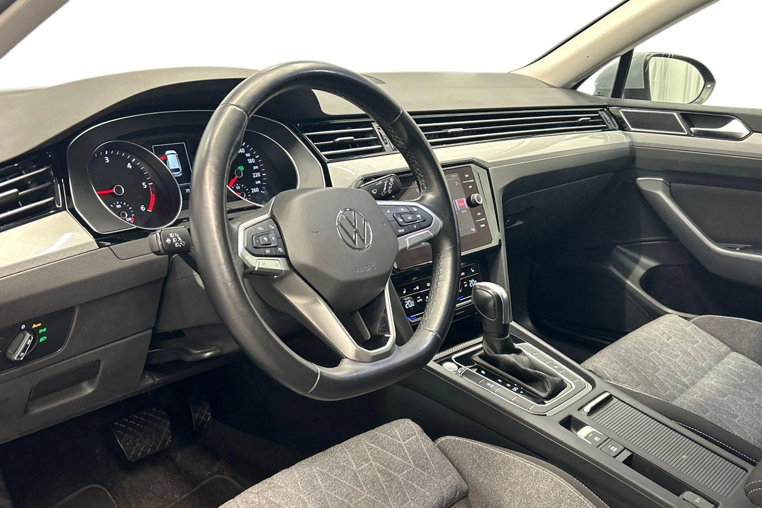 harmaa Volkswagen Passat 2023 kuva 8.