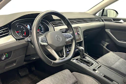 harmaa Volkswagen Passat 2023 kuva 8.