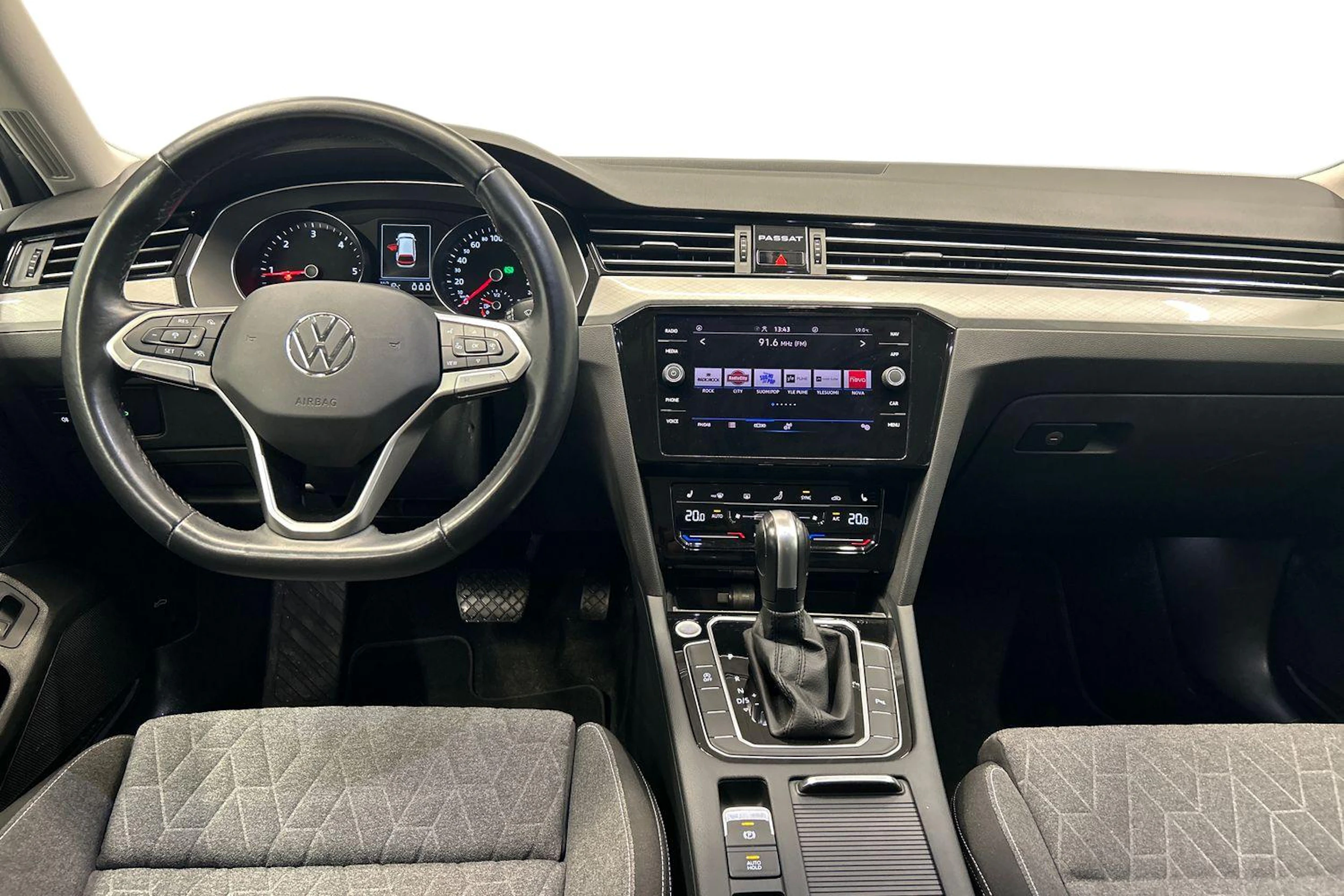harmaa Volkswagen Passat 2023 kuva 9.
