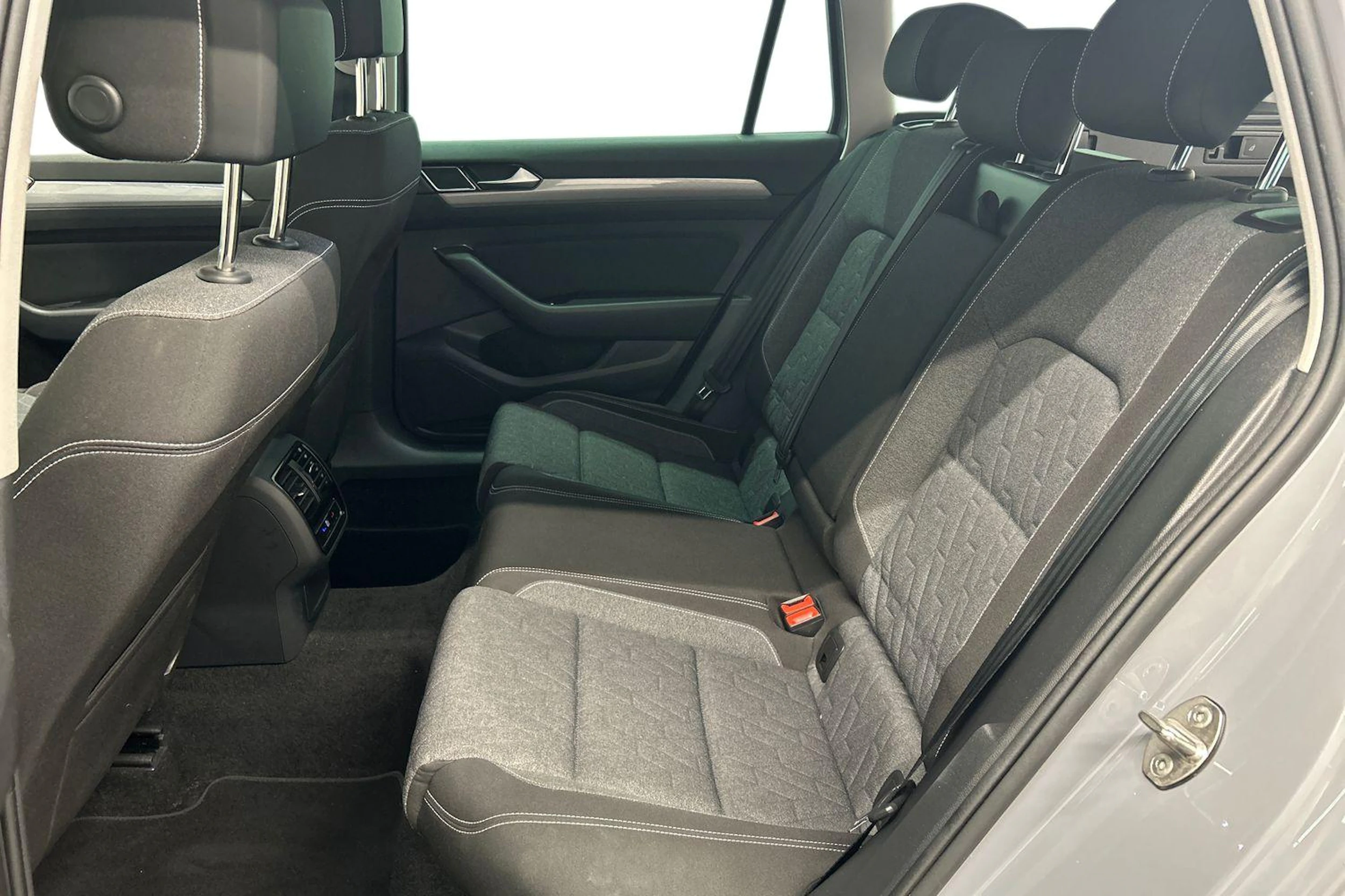 harmaa Volkswagen Passat 2023 kuva 11.