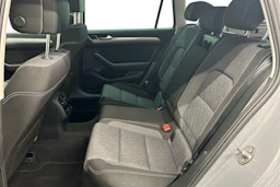 harmaa Volkswagen Passat 2023 kuva 11.