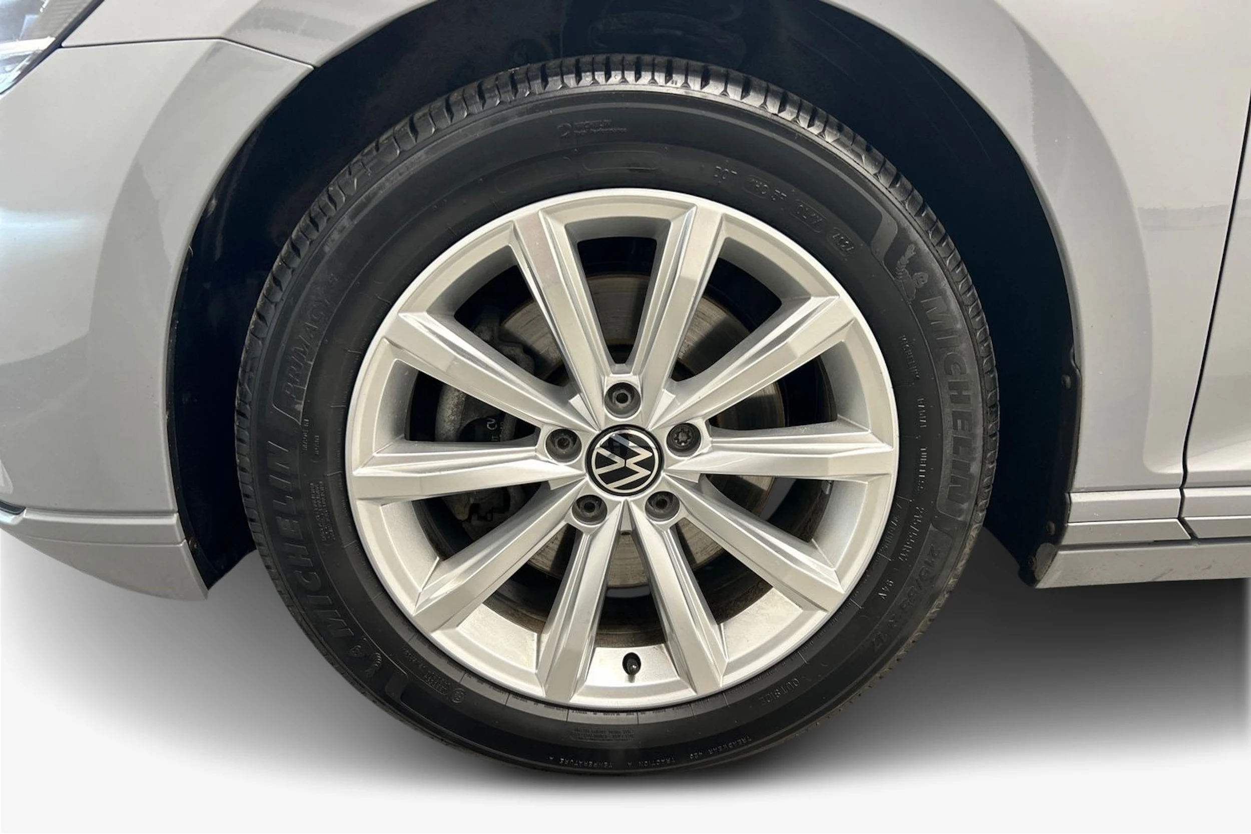 harmaa Volkswagen Passat 2023 kuva 12.