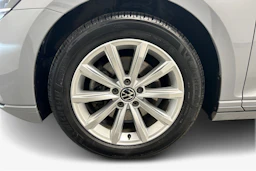 harmaa Volkswagen Passat 2023 kuva 12.