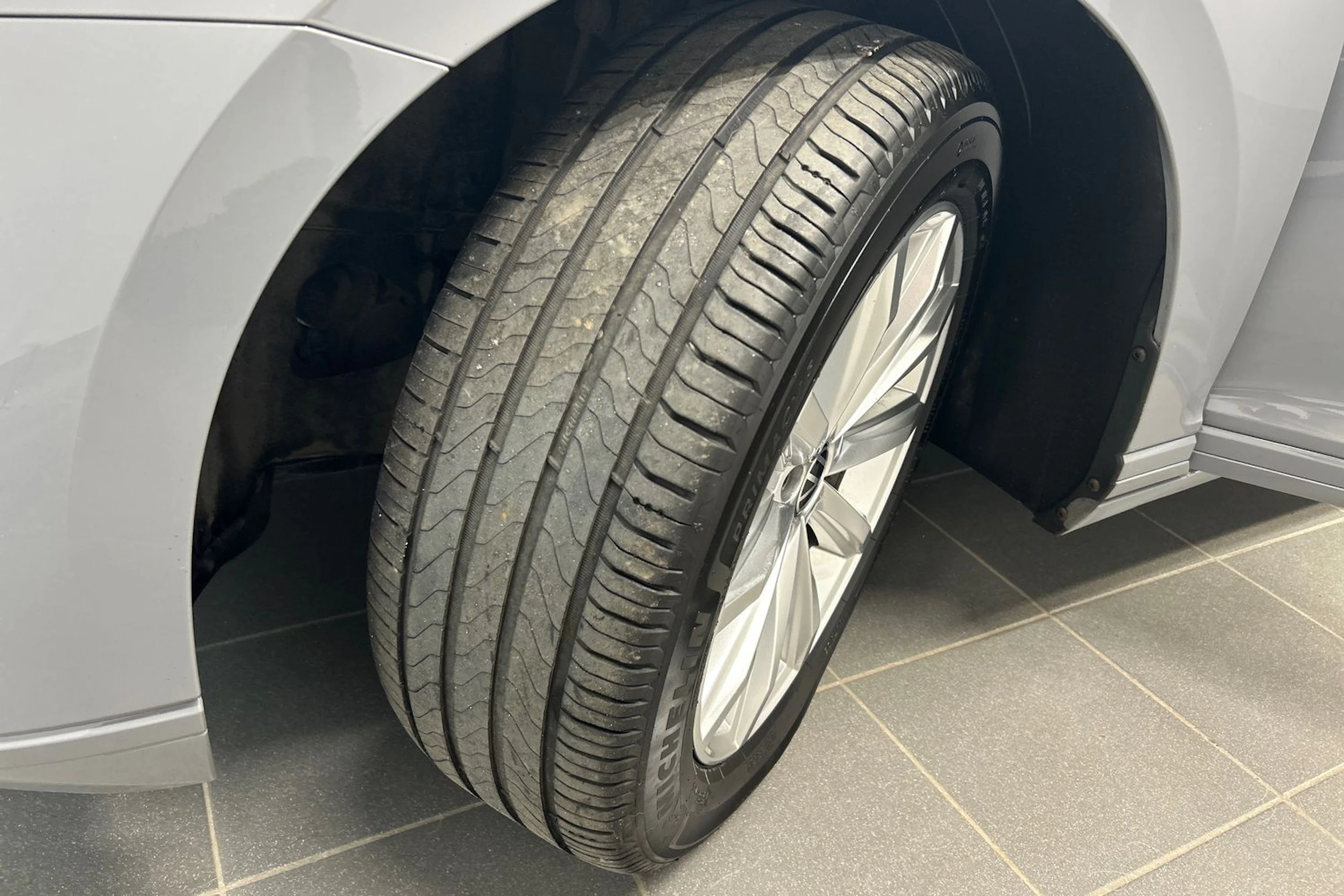 harmaa Volkswagen Passat 2023 kuva 13.