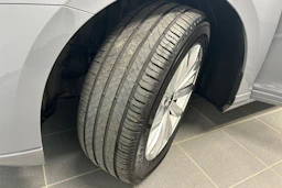 harmaa Volkswagen Passat 2023 kuva 13.