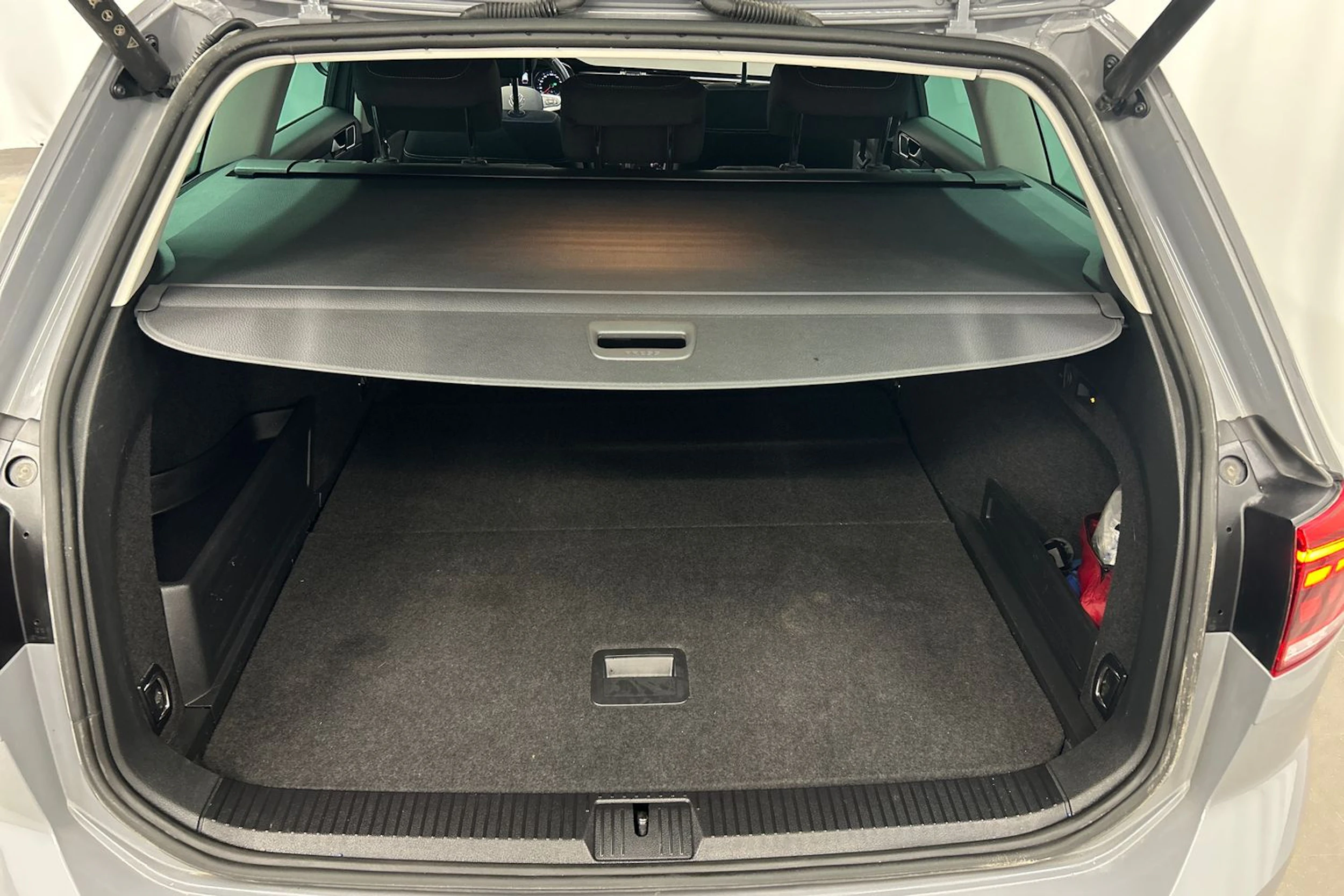 harmaa Volkswagen Passat 2023 kuva 16.