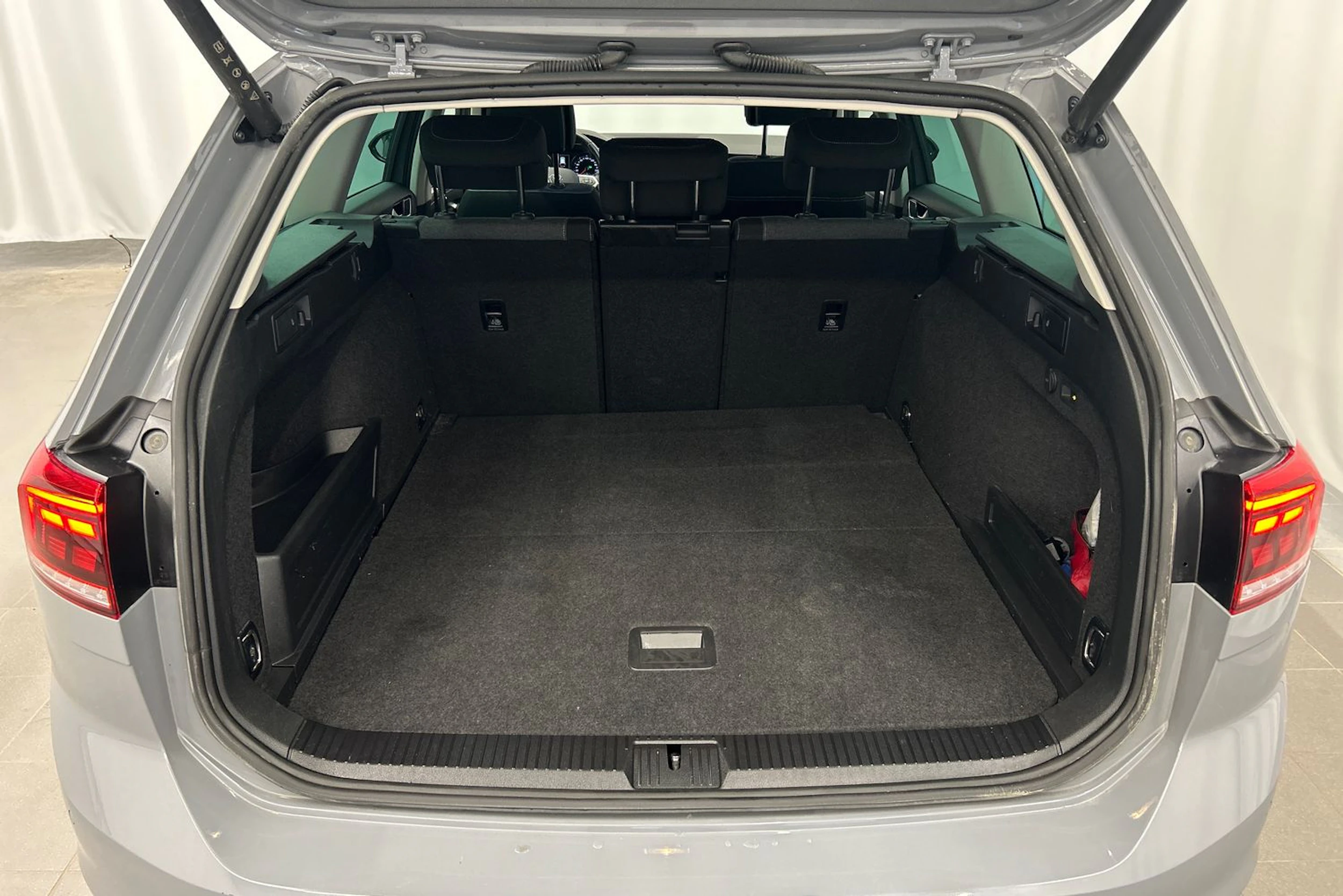 harmaa Volkswagen Passat 2023 kuva 17.