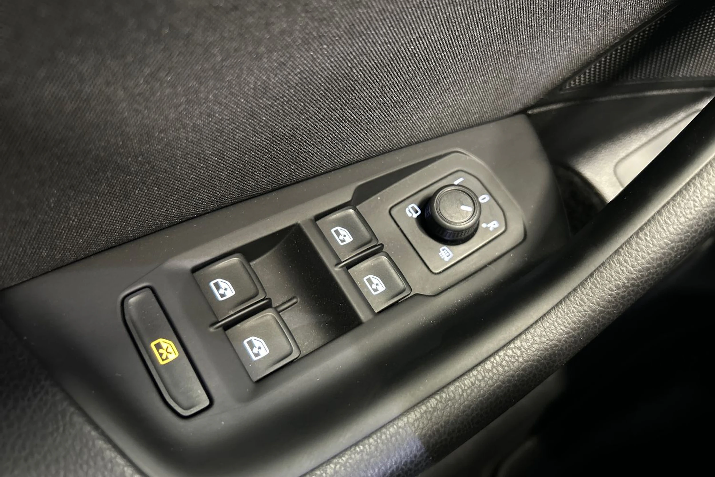 harmaa Volkswagen Passat 2023 kuva 21.