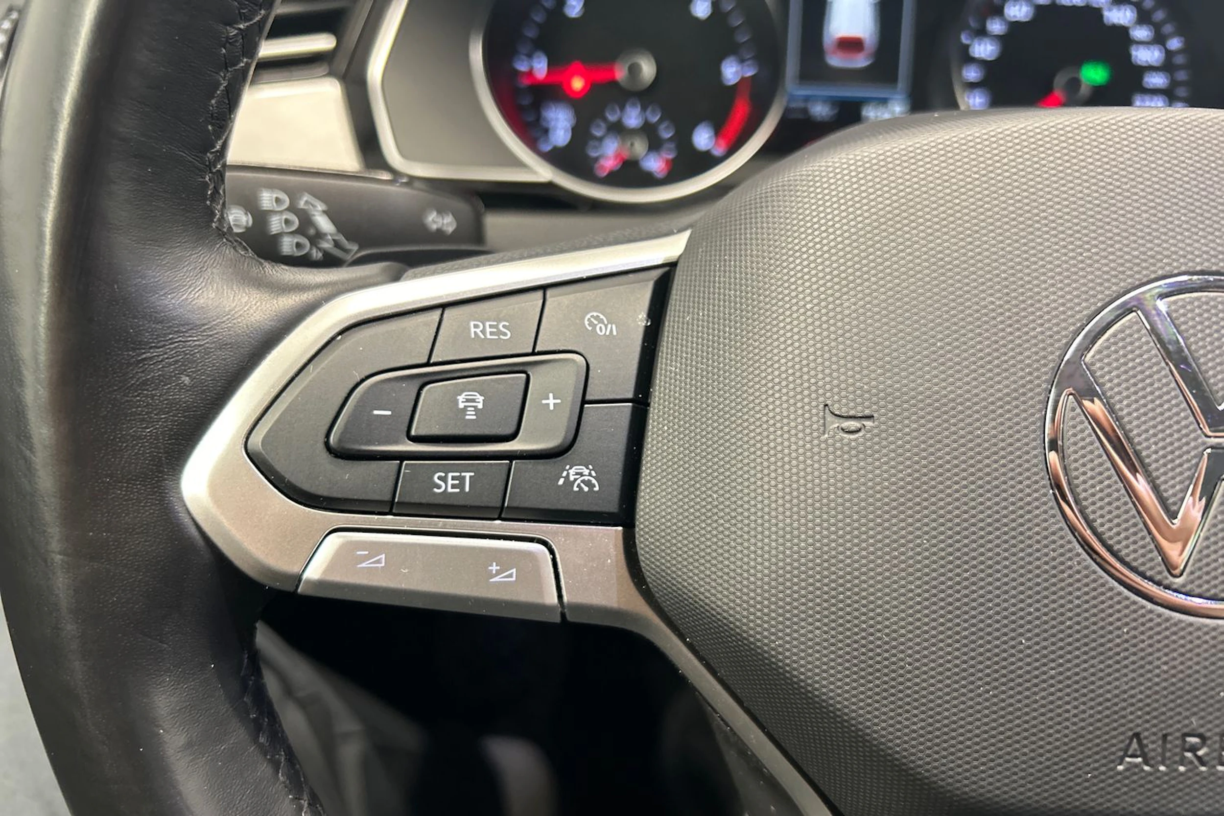 harmaa Volkswagen Passat 2023 kuva 23.