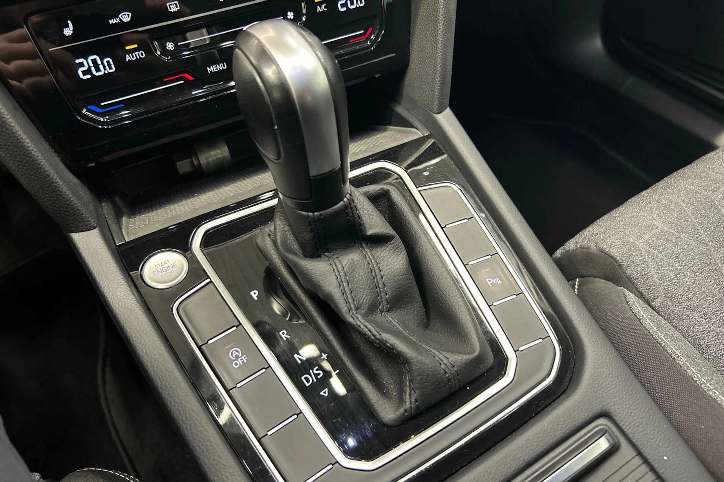 harmaa Volkswagen Passat 2023 kuva 29.