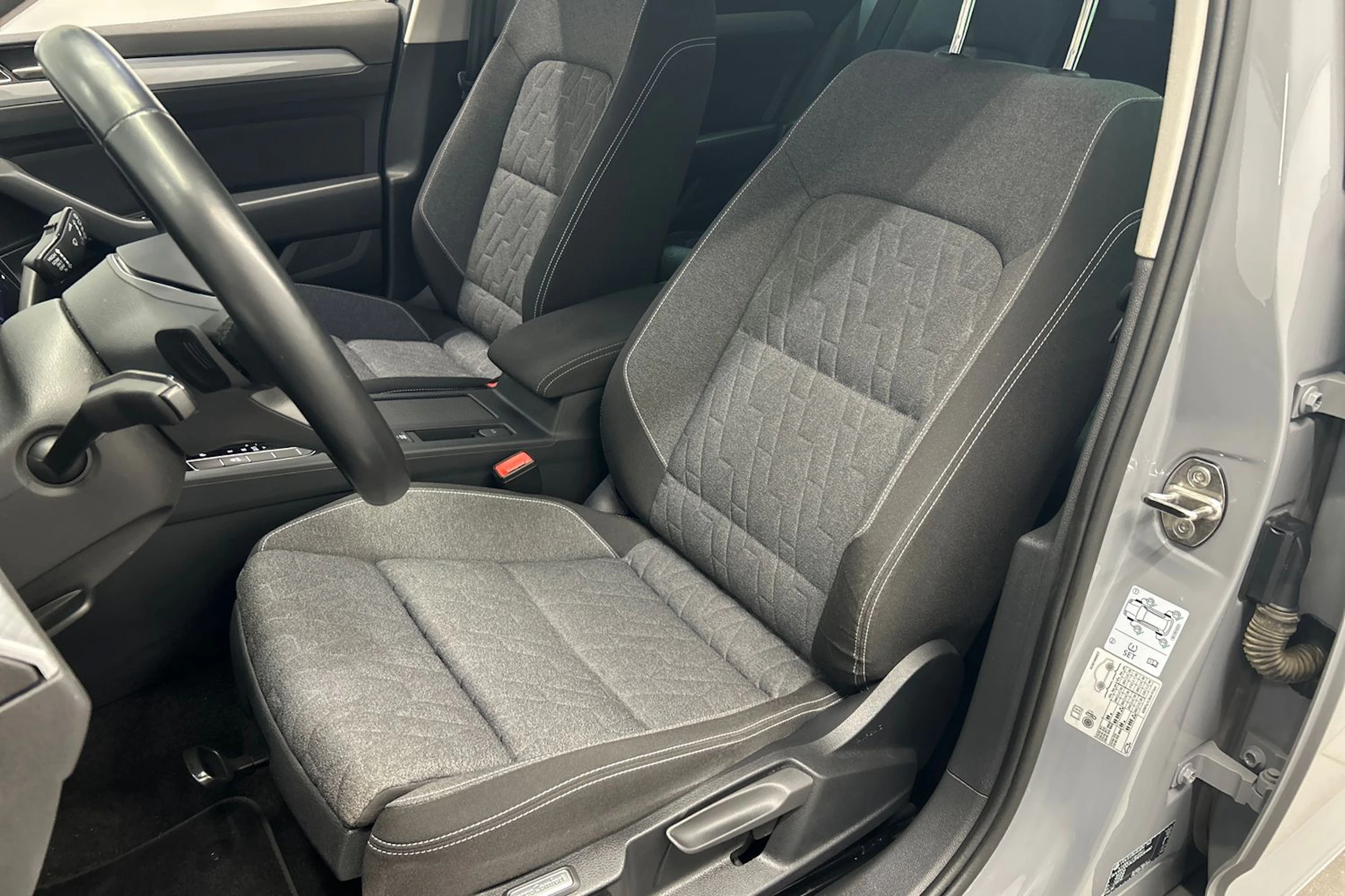 harmaa Volkswagen Passat 2023 kuva 31.
