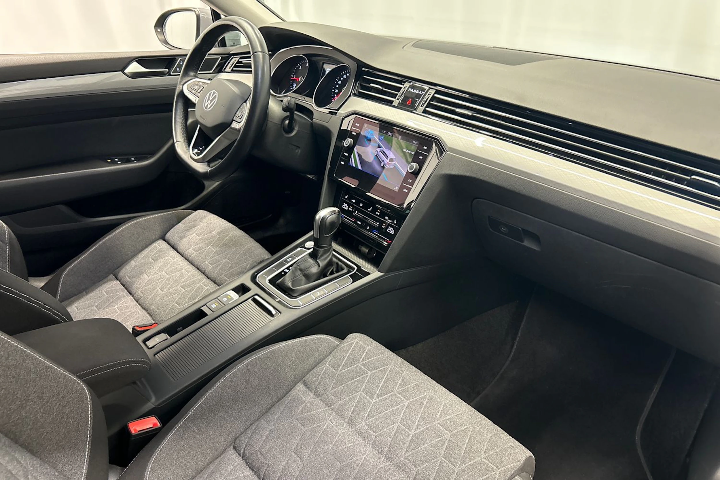 harmaa Volkswagen Passat 2023 kuva 33.